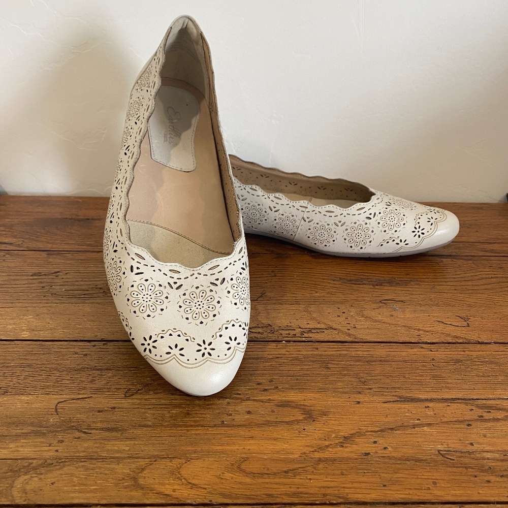 Earthies size 12 cream colored shoes, plantar fasciitis friendly.